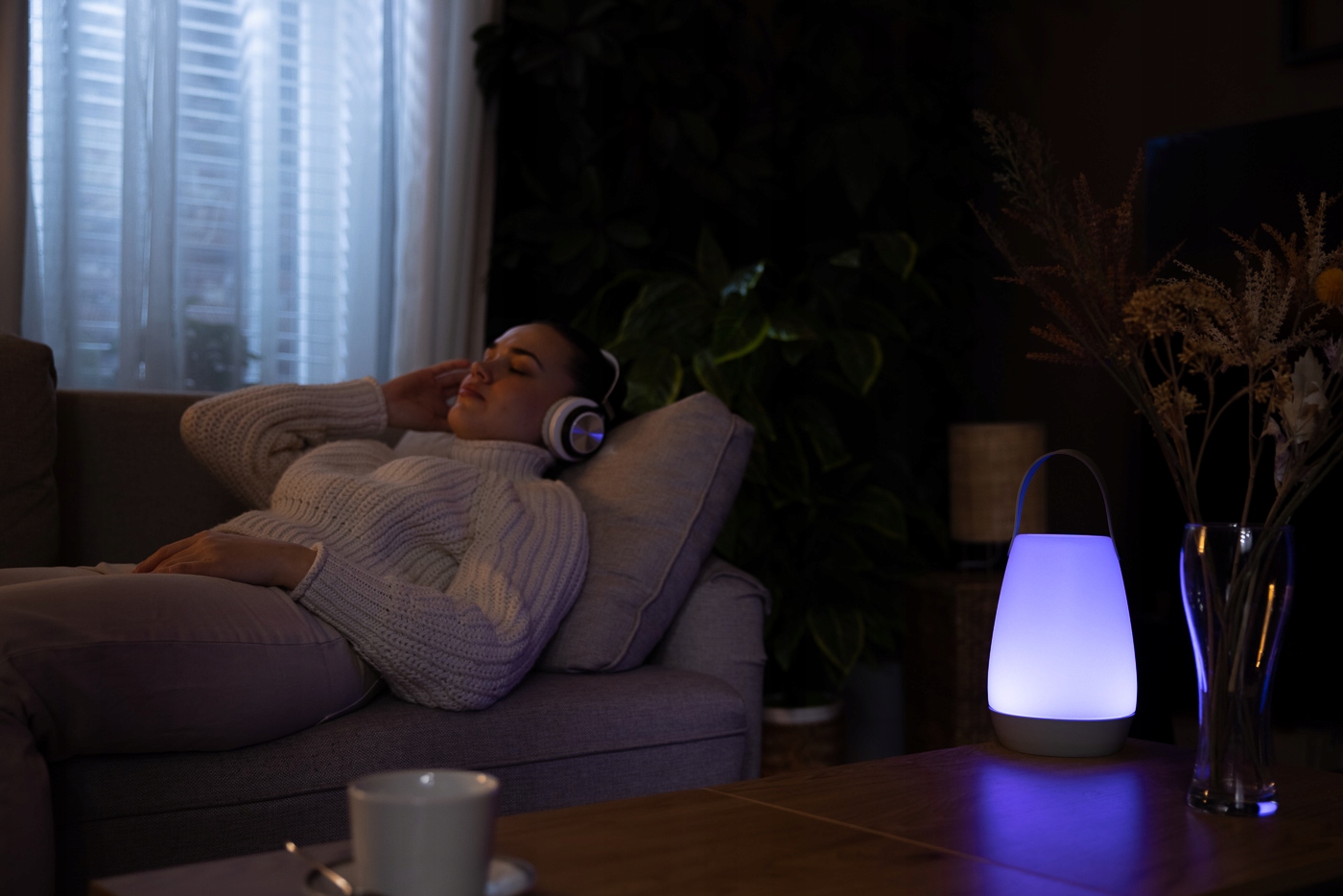 prenosna-rgb-led-lampa-na-relax-sof